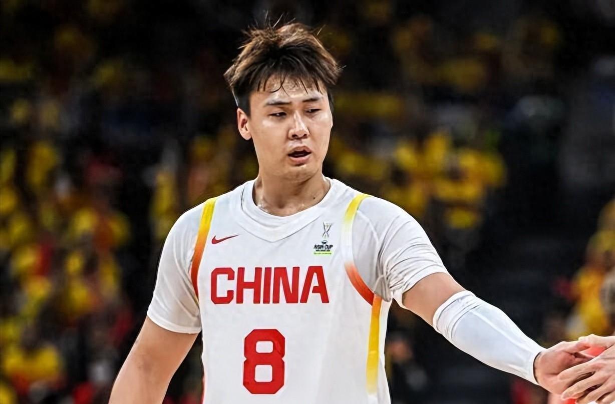 满冠国际 -深圳男篮发布备战花絮，赛前战术微调，欧超杯任务艰巨，年轻球员得到机会 